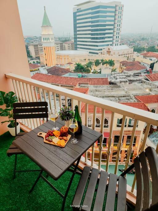 מנילה New Modern Venice Best View And Balcony, Fast Wifi At Mckinley Hill 1Br Interconnected To Venice Grand Canal Mall מראה חיצוני תמונה