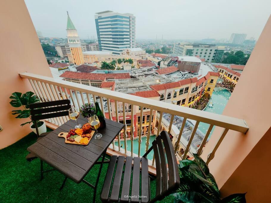 מנילה New Modern Venice Best View And Balcony, Fast Wifi At Mckinley Hill 1Br Interconnected To Venice Grand Canal Mall מראה חיצוני תמונה